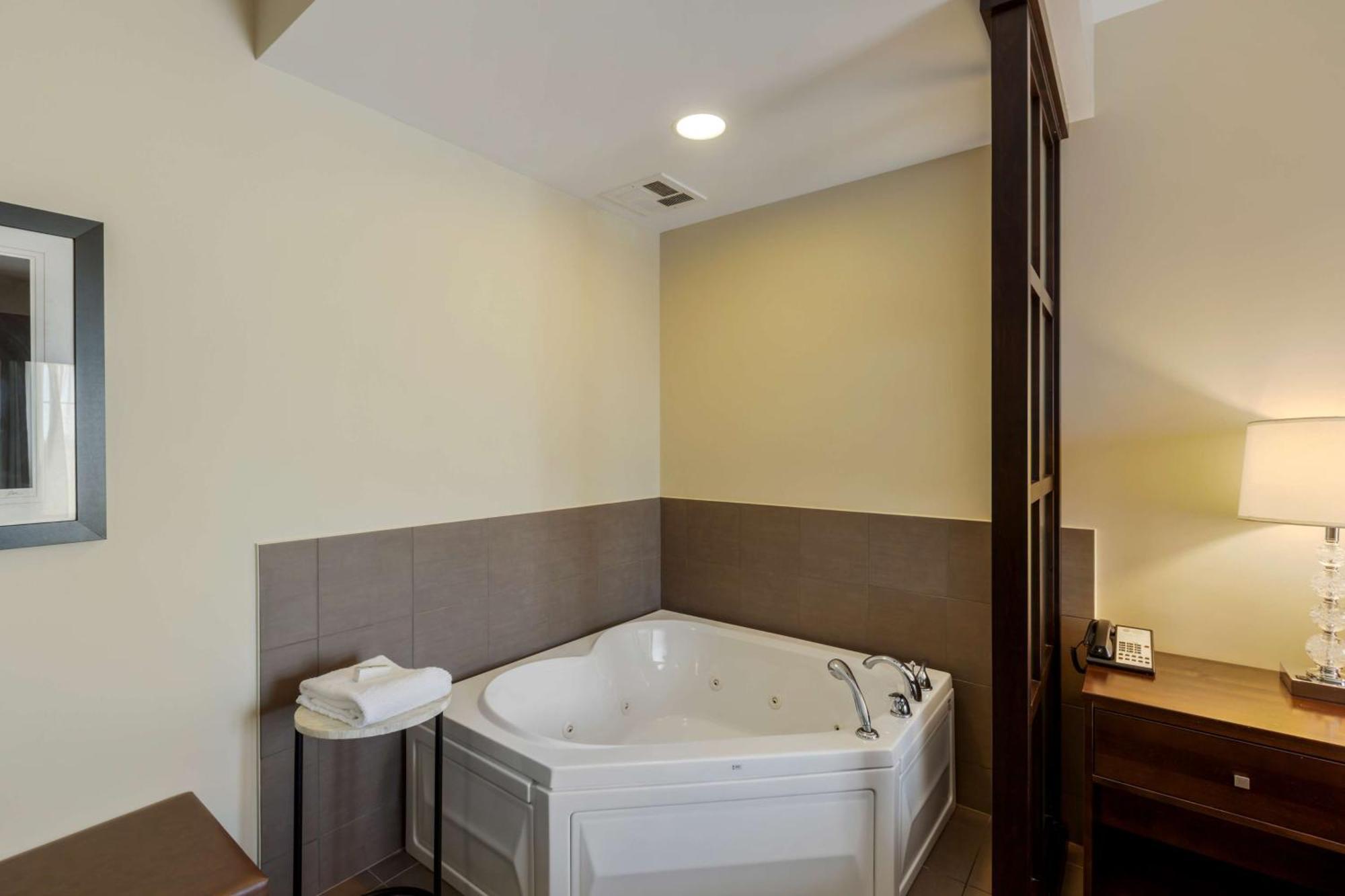 Best Western Plus Walkerton Hotel & Conference Centre エクステリア 写真