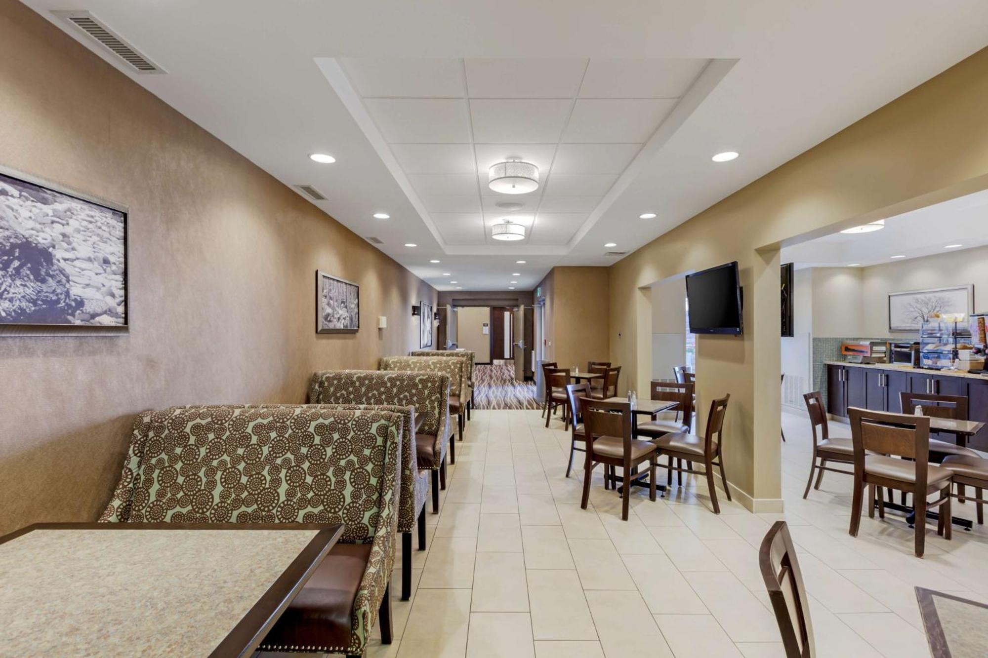 Best Western Plus Walkerton Hotel & Conference Centre エクステリア 写真
